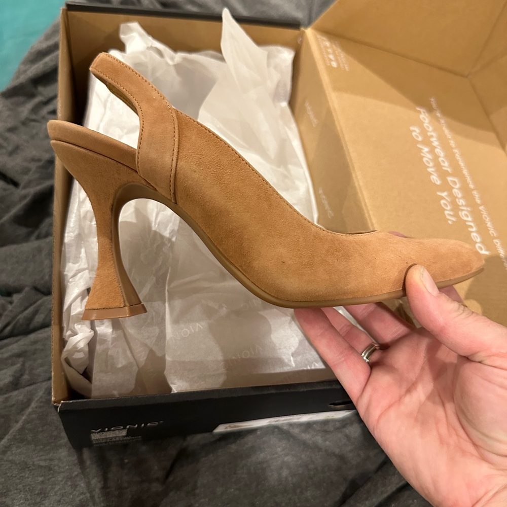 Vionic nude sling back size 7 new in box